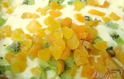 Яйца, сахар и ванильный сахар по вкусу взбить слегка вилкой, добавить сметану и подсолнечное масло, хорошо размешать. Всыпать муку с содой и крахмал, вымешать до однородности- тесто имеет консистенцию сметаны. Добавить в него цукаты и измельченные кусочки киви.