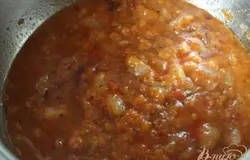 Сварить бульон из говядины.Репчатый лук мелко нарезать и спассеровать в хорошо нагретой сковороде до золотистого цвета.В растопленном маргарине обжарить муку, развести её водой, добавить пассерованый лук, томатную пасту или соус, соль, сахар и молотый красный перец, хорошо поварить.
