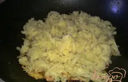 Положить в сковороду картофель, перемешать.