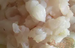 Рыбу порезать кусочками 1х1см.