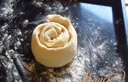 Укладываем колбаски швом вниз по спирали. Вот первая.