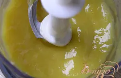 Манго выложить в чашу блендера, пюрировать.