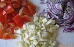 Нарежем мелко красный лук, кубиками сладкий красный перец и покрупнее сельдерей.