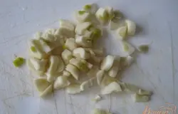 Мелко нарежем чеснок и добавим к овощам.