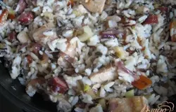 Добавляем к смеси овощей и мяса готовый рис. Перемешиваем, выключаем огонь и оставляем под крышкой 10 минут. Подаём горячим.