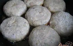 Котлеты панируем в муке и обжариваем в масле на раскалённой сковороде.