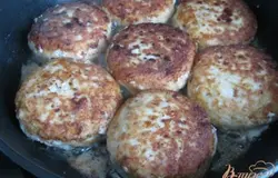 Обжариваем с обоих сторон до румяной корочки. Я жарю под крышкой.