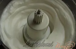 Белки отделить от желтков и взбить в стойкую пену.