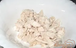 Режем филе куриной грудки.