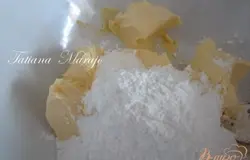 Мягкое сливочное масло растереть с сахарной пудрой.