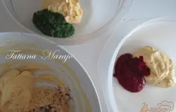 В одну часть теста добавить пюре шпината и капельку лимонного масла (по желанию),в другую пюре из ежевики и в третью ваниль. Теперь в каждую добавить нужное кол. муки и замесить тесто.
