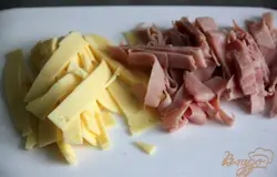 Нарезать полосками ветчину и сыр.