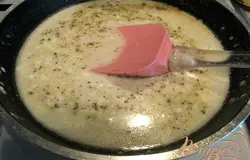 Когда курица приготовится, бульон, образовавшийся в процессе тушения выливаем в сковороду. Добавляем сметану, соль и приправы.
