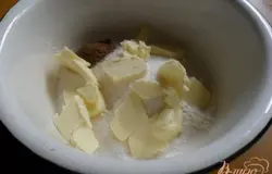Смешать корицу, сахарный песок и муку. Нарезать в сухую смесь охлаждённое сливочное масло.