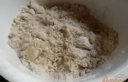 Смешать всё до состояния крошки.