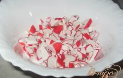 Режем крабовые палочки.