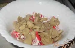 Кладем грибы.