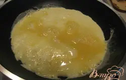 Из яиц делаем омлет.
