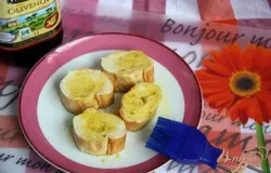 Багет нарезать кусочками толщиной по 2-3 см и смазать оливковым маслом. Выложить в форму для запекания и запекать 5-8 мин.
