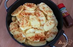 Выложить на дно нарезанный кружочками картофель (средней толщины). Посыпать красным сладким перцем.