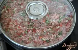 Сверху на картофель выложить заранее подготовленный приправленный фарш. Уложить плотно, чтобы картофель был полностью покрыт. Можно украсить это помидорами, перцем, репчатым луком.