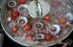 Можно украсить это помидорами, перцем, репчатым луком. После этого заполненную форму накрыть крышкой и поставить на плиту на 15-20 минут, пока картофель не станет немного мягким. Затем крышку снять и отправить наше блюдо в хорошо разогретую духовку до готовности. Готовность проверять по картофелю: как только станет мягким - блюдо готово.