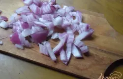 Репчатый лук очистить, измельчить.