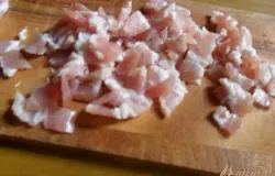Нарезать бекон мелкими кубиками.