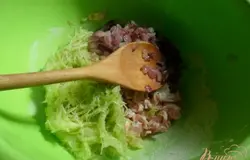 Отжать кабачок руками. Добавить его и бекон в тесто. Перемешать.