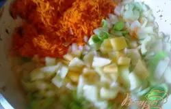 Теперь добавляем перец, тушим, перчим и солим по вкусу
