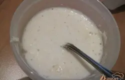 В 2стл молока разводим дрожжи, добавляем сахар и немного муки, чтобы дрожжи заработали.