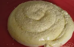 Тесто смазать яйцом и обсыпать кунжутом.