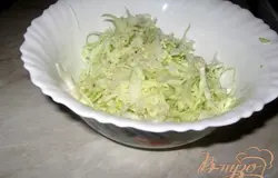 Шинкуем мелко капусту.
