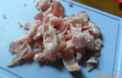 Бекон (грудинку) нарезать маленькими кубиками.