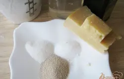 Для приготовления гриссини нам понадобятся: мука пшеничная, тёплая вода, оливковое масло, соль, сахар, гранулированные дрожжи, пармезан