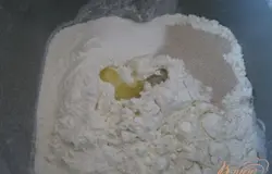 Я производила замес в хлебопечи, засыпала в ёмкость сразу все продукты кроме пармезана и поставила на функцию "первый подъём". Если у вас нет хлебопечи, то дрожжи заливаем теплой водой. Добавляем соль, сахар, масло и просеянную муку. Замешиваем мягкое, не прилипающее к рукам тесто, складываем в миску, накрываем полотенцем и оставляем в теплом месте для поднятия на 1 час.