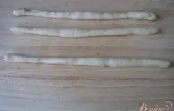 Скатываем палочки толщиной с карандаш, длиной 20-25 см. Это не совсем просто, пармезан мешает раскатывать ровно и красиво, но это не проблема.