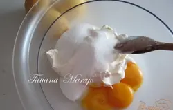 Сыр растереть с желтками и сахаром, чтобы не стало комочков.