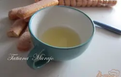 Лимонный  сок разбавить водой ( 2 ст.л. + 50 мл. воды) добавить сахар по вкусу. Палочки обмакнуть только одной стороной в приготовленную смесь , уложить первым слоем  по креманкам (стаканчикам ..) Накрыть муссом и поставить в холодильник минимум часа на 2.