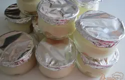 Готово! С этой нормы у меня получилось 12 таких баночек по 100 мл. каждая. Храню в холодильнике вот таким образом, закрыв фольгой.