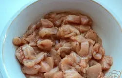 Отварить по отдельности рис и морковку. Куриное филе порезать небольшими кусочками и замариновать  на 15мин в соевом соусе, добавив перец, приправу для курицы, кориандр.
