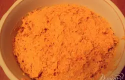 Мясо выложить в блендер, добавить отваренную и порезанную кусочками морковь, отваренный рис, измельченный чеснок  и все хорошо измельчить. Охладить до комнатной температуры.