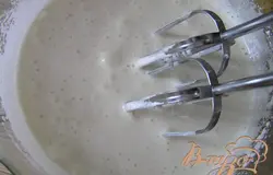 Все казалось очень просто, но это был не мой день) Взбить яйца с сахаром на водяной бане до увеличения объема в 4 раза. Помните, что емкость не должна касаться воды. Смесь должна стать пухлой, стабильной и плотной. Снять с пара. И взбивать еще 8 минут!
