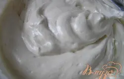 Смешать муку и разрыхлитель, постепенно добавить к яйцам. Аккуратно перемешивать после каждого добавления. Смесь не должна осесть, а наоборот стать более тягучей и плотной. Переложить в форму для выпечки (дно застелить пекарской бумагой).