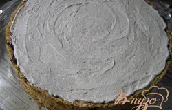 Выложить крем на нижний корж, разровнять, накрыть вторым коржом и убрать в холодильник на пару часов. ***Я просто выложила крем до краев бисквита.***