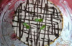 Готово! Растопить оставшийся шоколад, промазать верхний корж, украсить мятой. ***Я нанесла рисунок с помощью кулинарного шприца прямо поверх крема*** Удачной Вам выпечки! :)