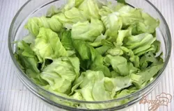Салатные листья помыть, обсушить и порвать на кусочки.