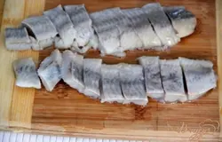 Филе сельди нарезать небольшими кусочками.Готовые отварные яйца нарезать на 4 части или дольками