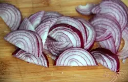 Лук нарезать полукольцами (чтобы лук не горчил посолить и потереть в руках).