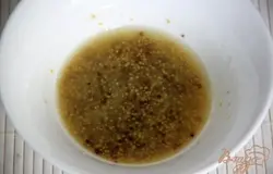 Французская заправка: смешать оливковое масло, уксус и горчицу.